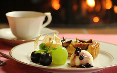 イチジクのタルトと季節の果物、ブルーベリーソースアイス
